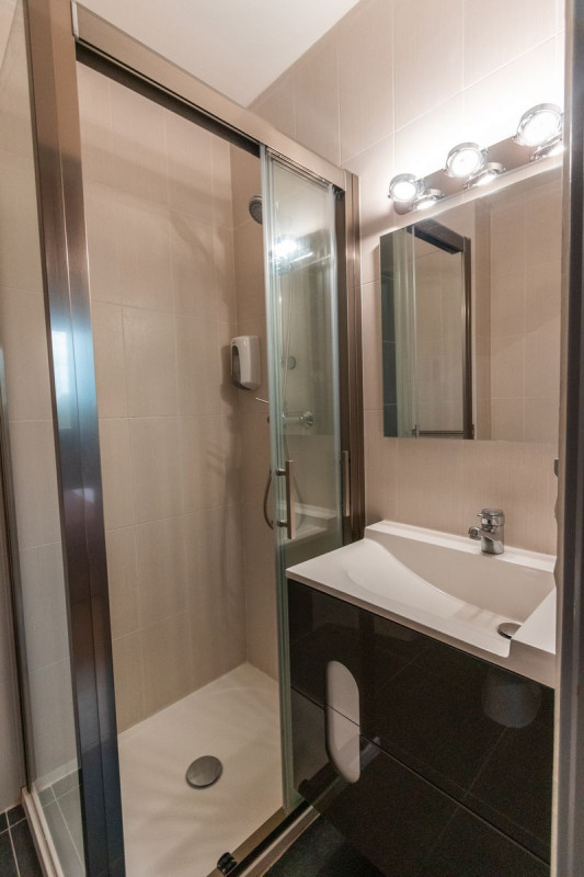 Salle d'eau avec douche