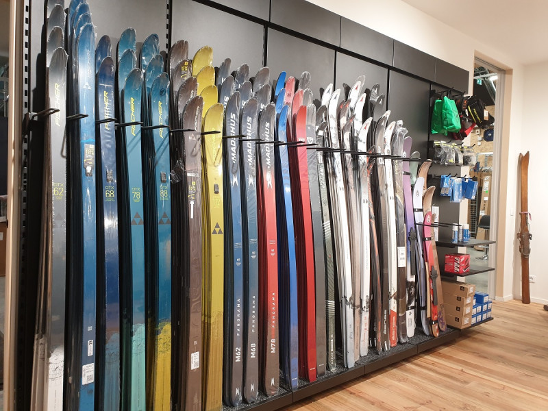 Large choix de skis de randonnée nordique