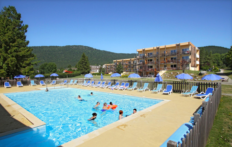 vue piscine extérieure en été vue piscine extérieure en été