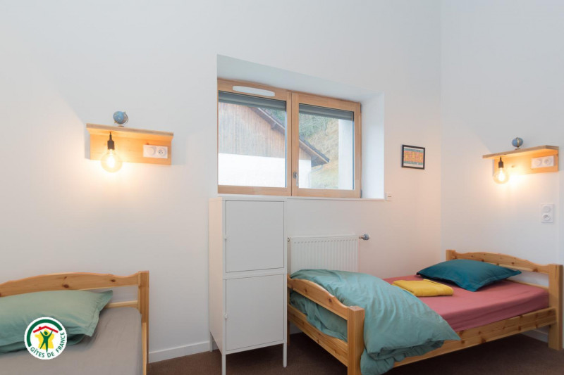 Dortoir Mauve : 6 personnes à l'étage. 4 lits 1 personne & à l'étage accès par échelle 2 lits superposés - © Gîtes de France Dortoir Mauve : 6 personnes à l'étage. 4 lits 1 personne & à l'étage accès par échelle 2 lits superposés