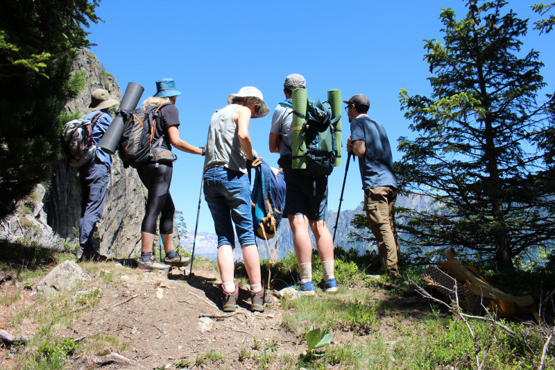 Photo de personnes faisant de la randonnée avec Randonner en conscience - Au rythme de la montagne_Lans-en-Vercors
