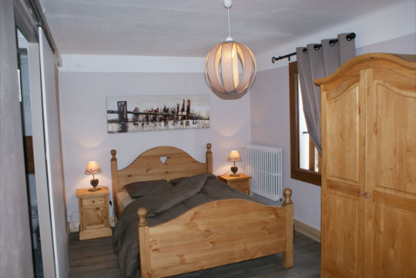 Chambre avec lit double