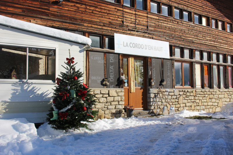 Vue de l'entrée du bâtiment enneigée