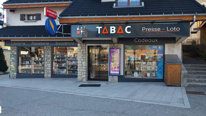 Façade du bureau de tabac de jour