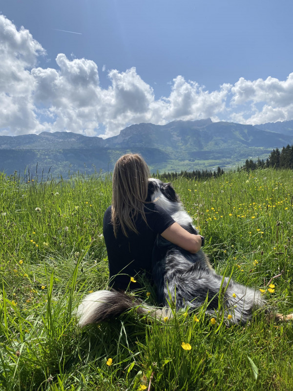 Photo paysage et moment calme avec Marion et un chien, entre maîtres et chiens_Lans-en-Vercors