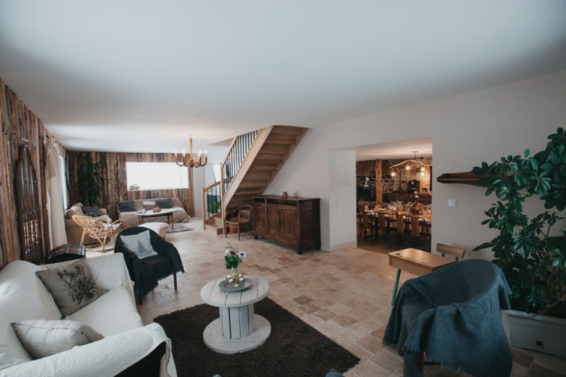 Salon avec vue salle à manger