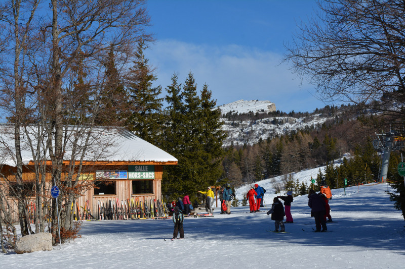 Vue extérieur de la salle enneigée en hiver