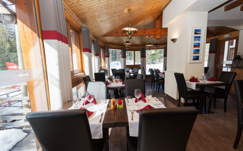 Salle du restaurant - © Auberge de la Croix Perrin Salle du restaurant