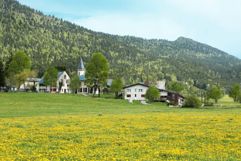 Vue d'ensemble du gîte de groupe avec les montagnes autour - © AFRAT Vue d'ensemble du gîte de groupe avec les montagnes autour