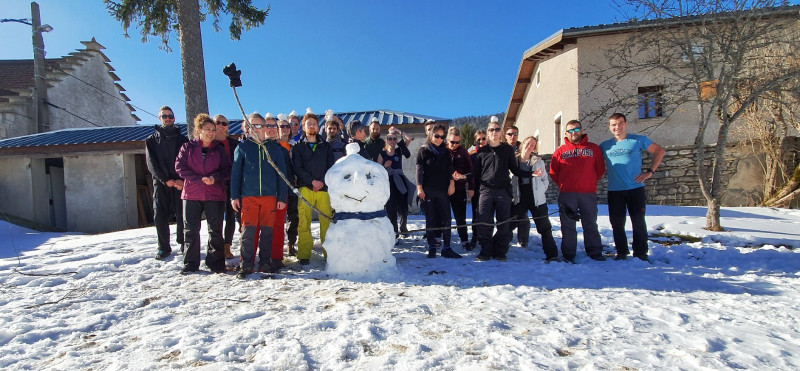 Groupe de personnes en séjour ski devant le gîte - © AFRAT Groupe de personnes en séjour ski devant le gîte