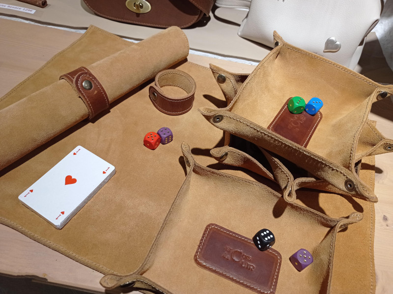 Kit de jeux avec tapis et pochettes à dés - © sophie valeron Kit de jeux avec tapis et pochettes à dés