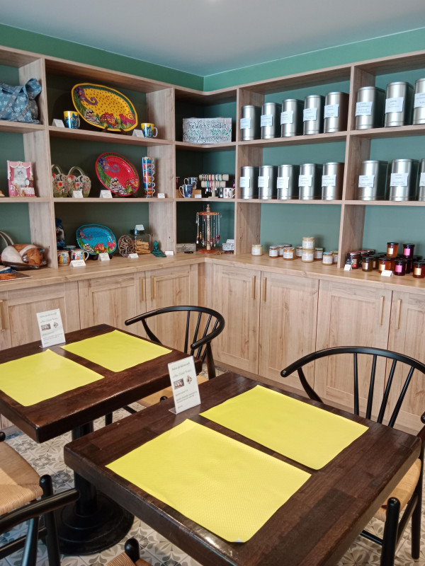 Vue de l'intérieur du salon de thé, au Chat Kra_Lans-en-Vercors