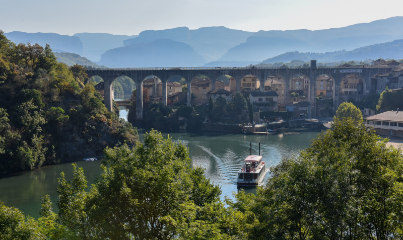 Au loin les falaises du Vercors, puis le petit village de St Nazaire en Royans avec son célèbre aqueduc. Partez en croisière sur les rivières de la Bourne et de l'Isère