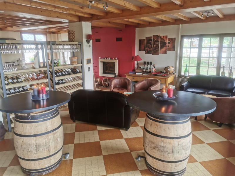 Salle bar à vin - © Hôtel le Feu de Bois Salle bar à vin