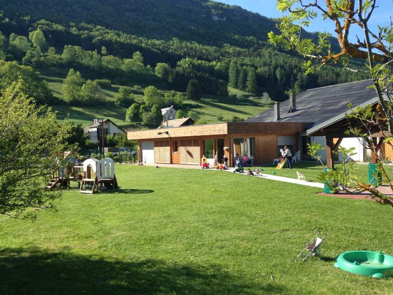 Vue de l'extérieur vers le bâtiment