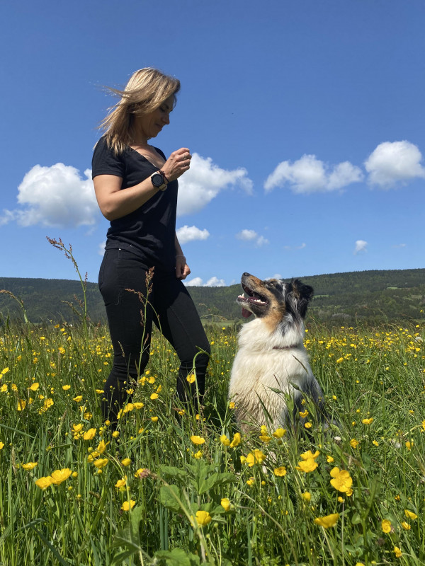 Photo de Marion en train d'éduquer un chien, entre maîtres et chiens_Lans-en-Vercors