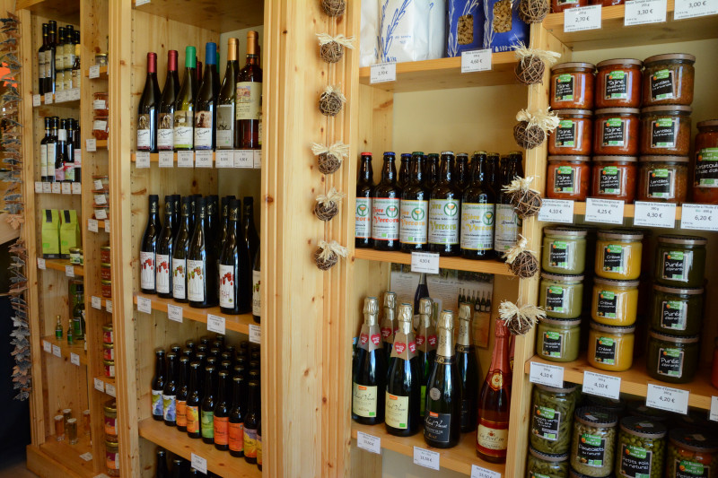 Côté vins dans la boutique - © La Fermière Côté vins dans la boutique