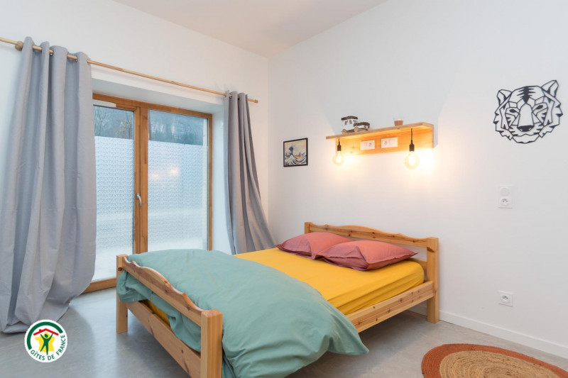 Chambre Orange RDC 3 personnes accès PMR