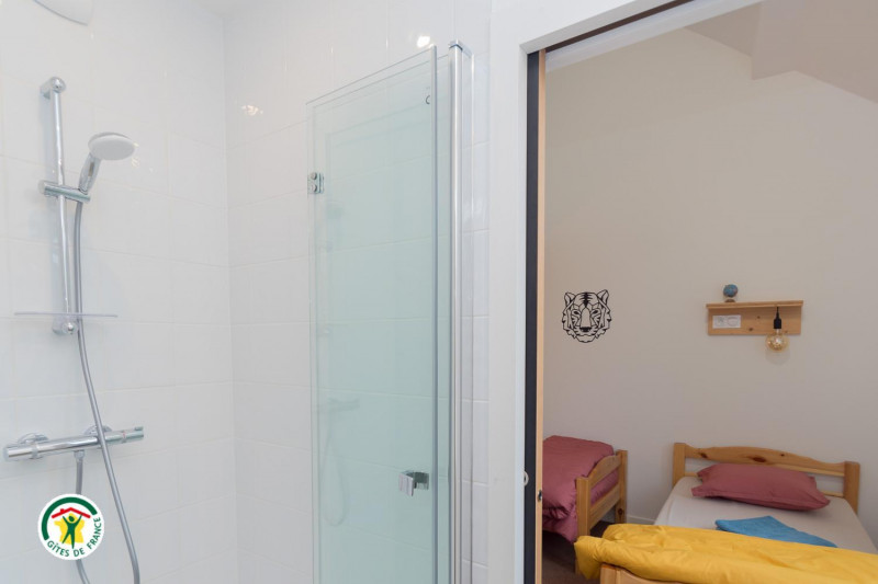 Dortoir Mauve : 6 personnes à l'étage. 4 lits 1 personne & à l'étage accès par échelle 2 lits superposés