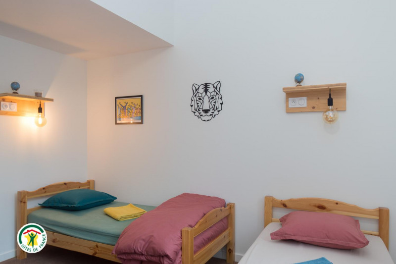 Dortoir Mauve : 6 personnes à l'étage. 4 lits 1 personne & à l'étage accès par échelle 2 lits superposés