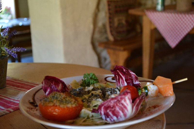 Plat, tomates farcies - © Auberge des Allières Plat, tomates farcies