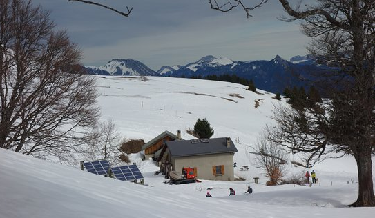 Refuge de la Molière enneigé - © js Refuge de la Molière enneigé