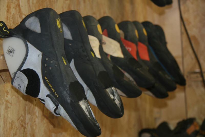 Vue des chaussons d'escalade en réparation