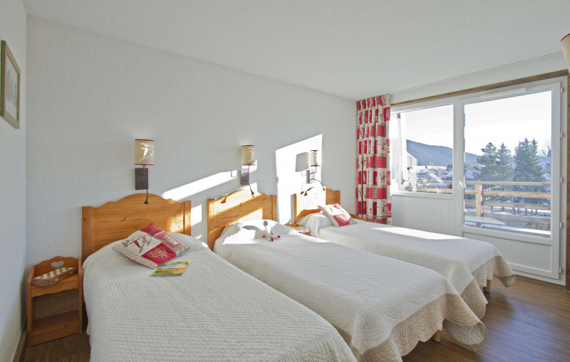 chambre avec 3 lits simples