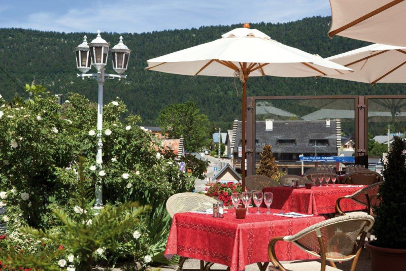 Terrasse - © Hôtel Restaurant Les Tilleuls Terrasse