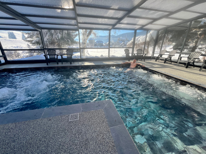 Piscine Abritée et chauffée accessible toute l'année - © Hotel La Buffe Piscine Abritée et chauffée accessible toute l'année