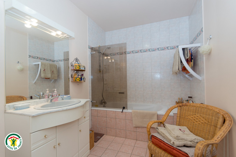 Sanitaires de la Ch. Hiver au 1er (WC dans la salle de bains)