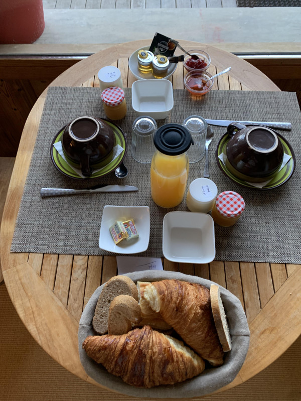 petit déjeuner en amoureux - © La maison d'hôte Agathe et Sophie petit déjeuner en amoureux
