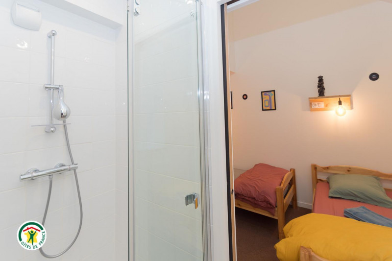 Chambre familiale Jaune, au 1er étage.  personnes dont 1 couchage à l'étage accès par échelle
