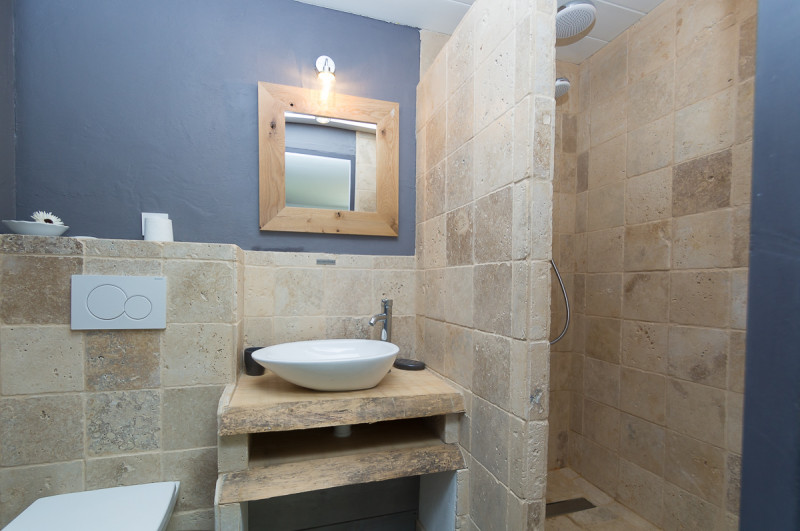 SDD avec WC et lavabo chambre 2 - © Gîtes de France SDD avec WC et lavabo chambre 2