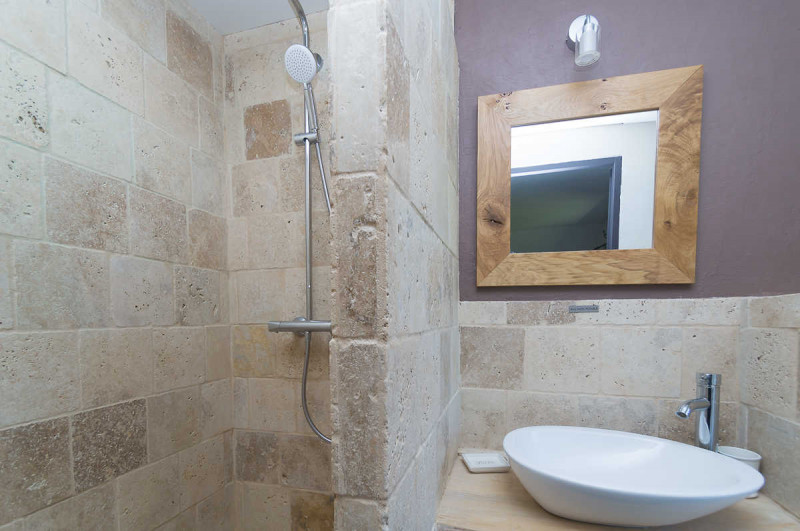 SDD chambre 3 avec WC et lavabo - © Gîtes de France SDD chambre 3 avec WC et lavabo
