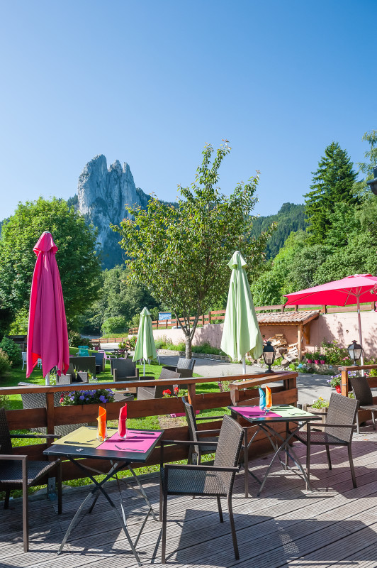 Terrasse avec vue sur les 3 Pucelles - © V.Juraszek/Oeil Itinérant Terrasse avec vue sur les 3 Pucelles