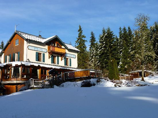 Extérieur de l'auberge sous la neige