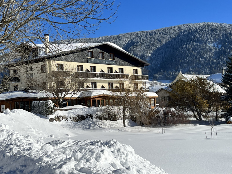 Façade en l'hôtel avec de la neige