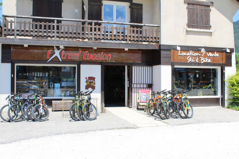 Extérieur du magasin avec vélos garés devant
