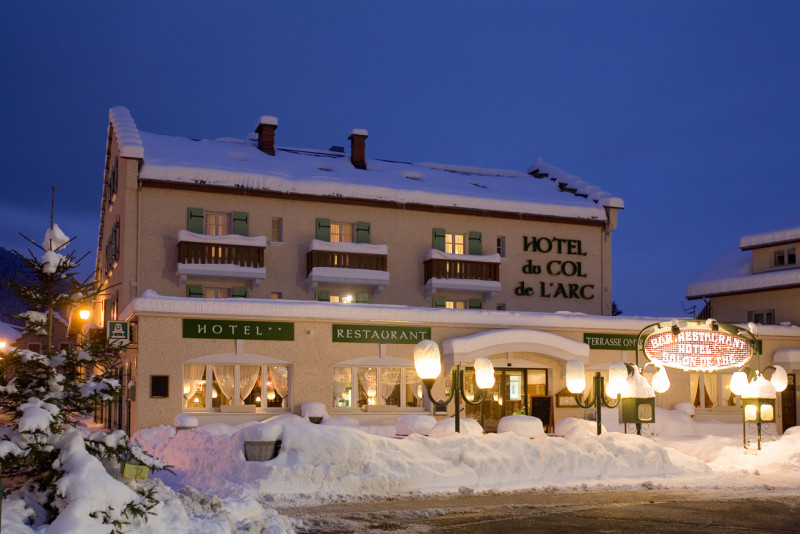 Hôtel-restaurant du Col de l'Arc sous la neige - © Hotel Col de l'Arc Hôtel-restaurant du Col de l'Arc sous la neige