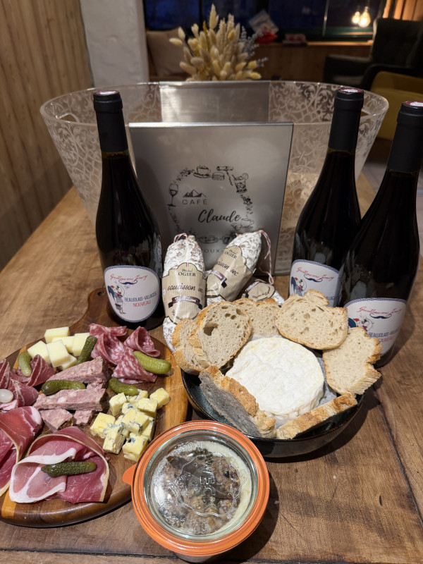 Apéritif avec planche fromage et charcuterie