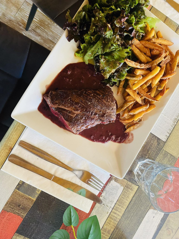 Onglet de boeuf sauce au vin salade et frites - © Bistrot de la place Onglet de boeuf sauce au vin salade et frites