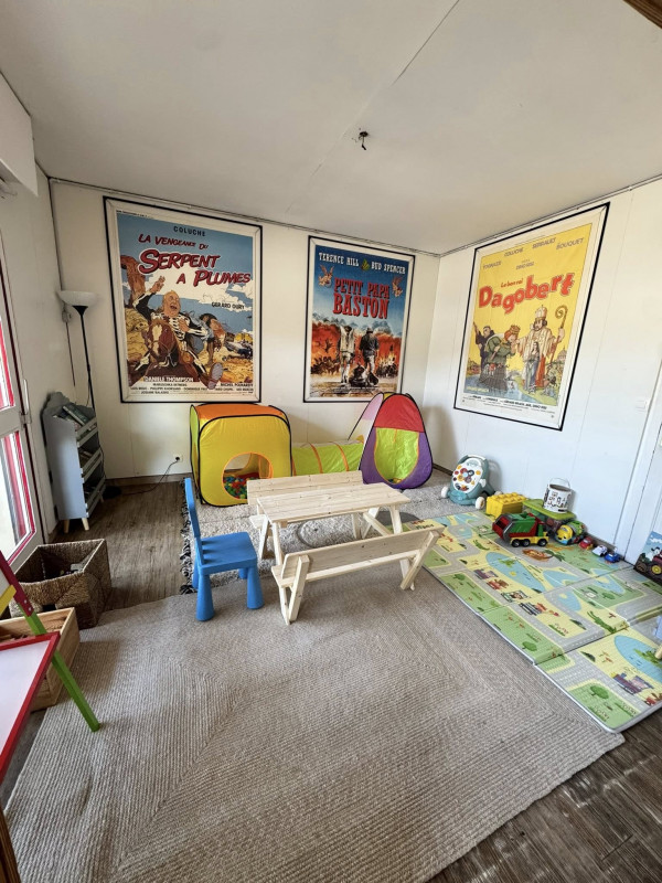 Coin enfant avec livres et jeux - © Bistrot de la Place Coin enfant avec livres et jeux