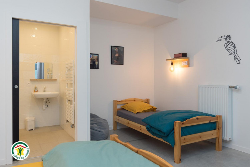 Chambre Orange RDC 3 personnes accès PMR