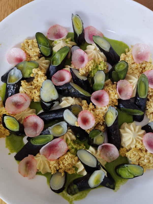Maki de poireau, mimosa, émulsion curcuma