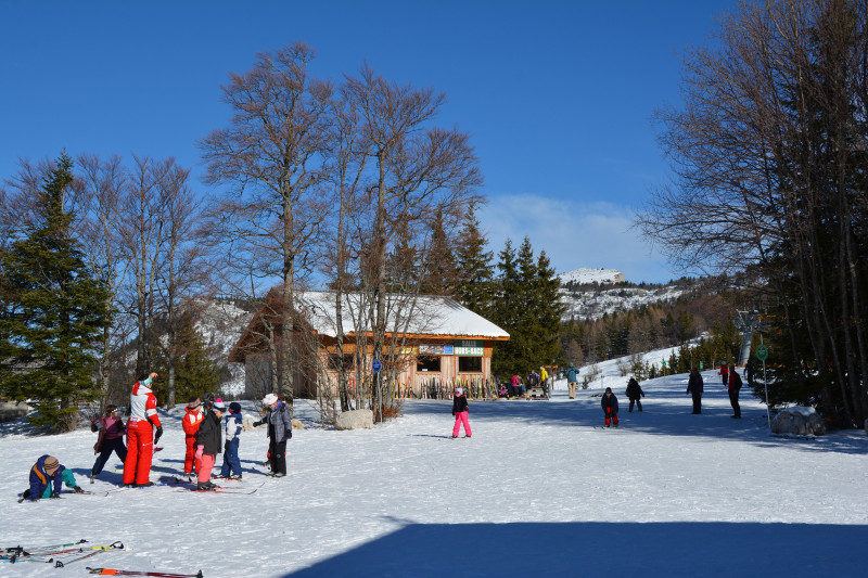 Vue extérieur de la salle enneigée en hiver
