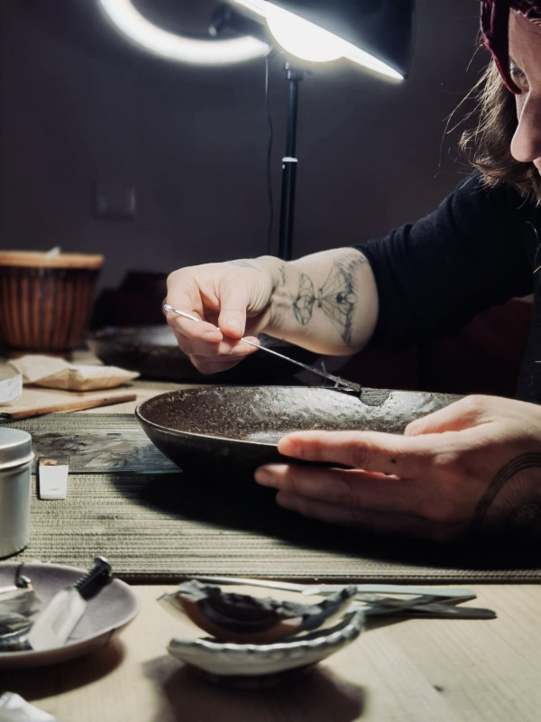 Travail sur une assiette - © Unbroken Curiosity Kinstugi Travail sur une assiette