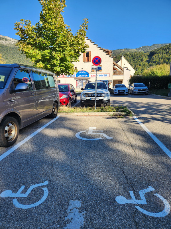 Stationnement PMR - Centre Culturel Le Cairn_Lans-en-Vercors