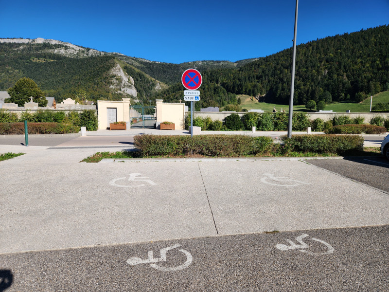 Stationnement PMR - Cimetière de Lans en Vercors_Lans-en-Vercors