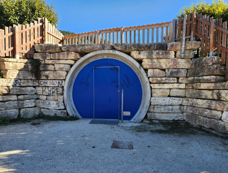 Toilettes publiques accessibles - Jardin des Lauzes de Lans en Vercors_Lans-en-Vercors - © OTI Vercors Toilettes publiques accessibles - Jardin des Lauzes de Lans en Vercors_Lans-en-Vercors